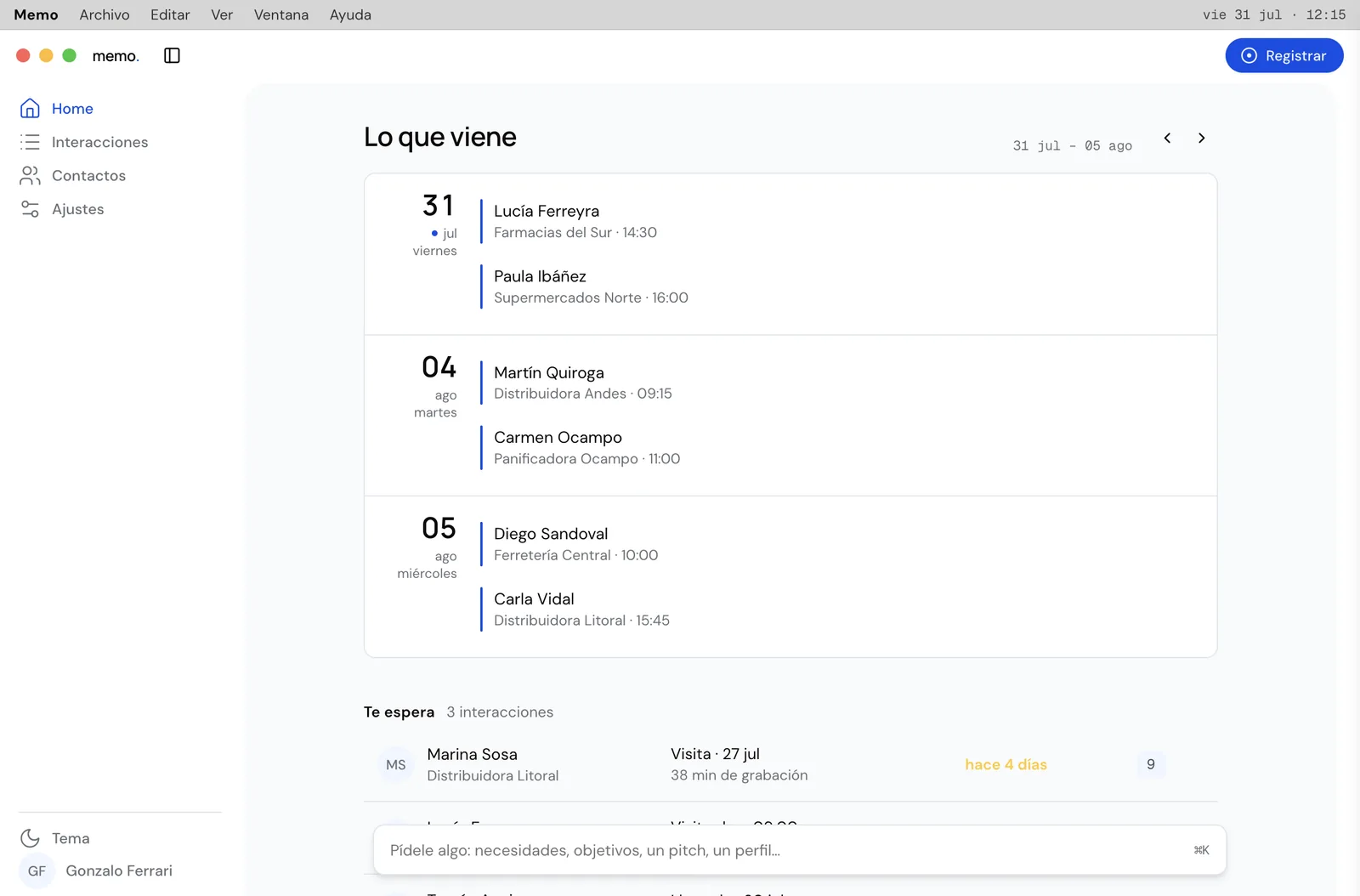App de escritorio: barra lateral con Home, Interacciones, Contactos y Ajustes; al centro, la agenda de la semana y un campo de conversación al pie.